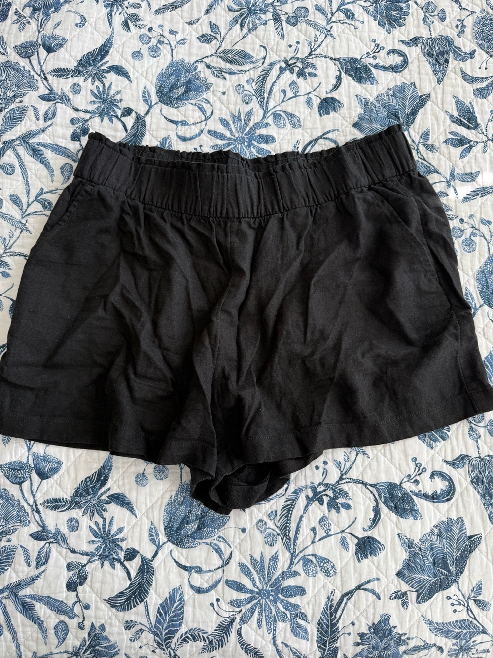 Black Elastic-Waist Linen Shorts